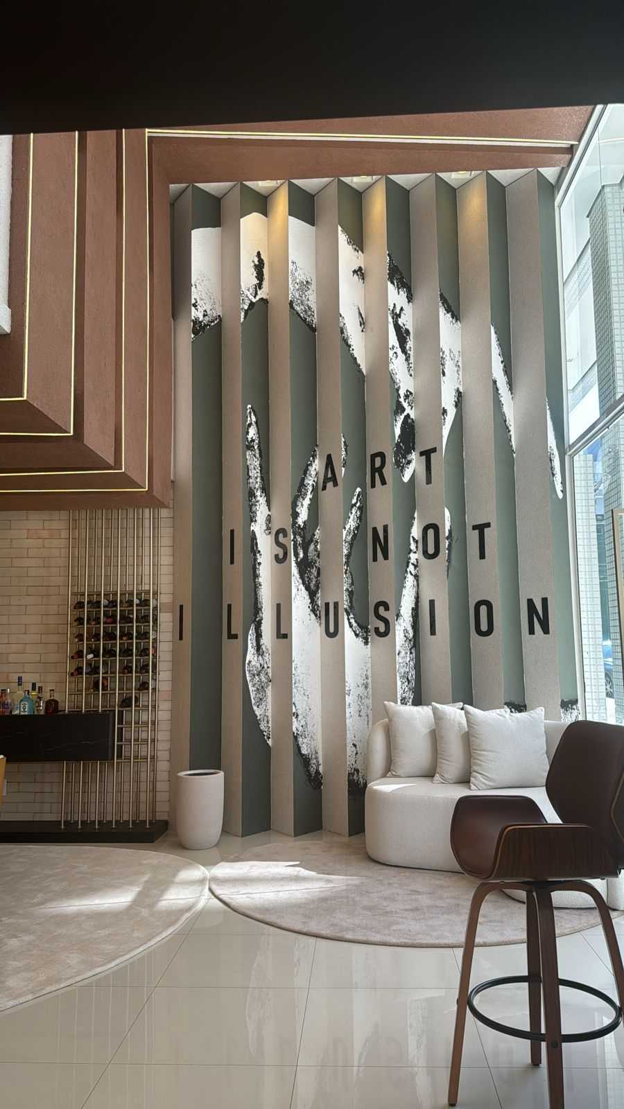 Revestimento decorativo de parede aplicado em ambiente