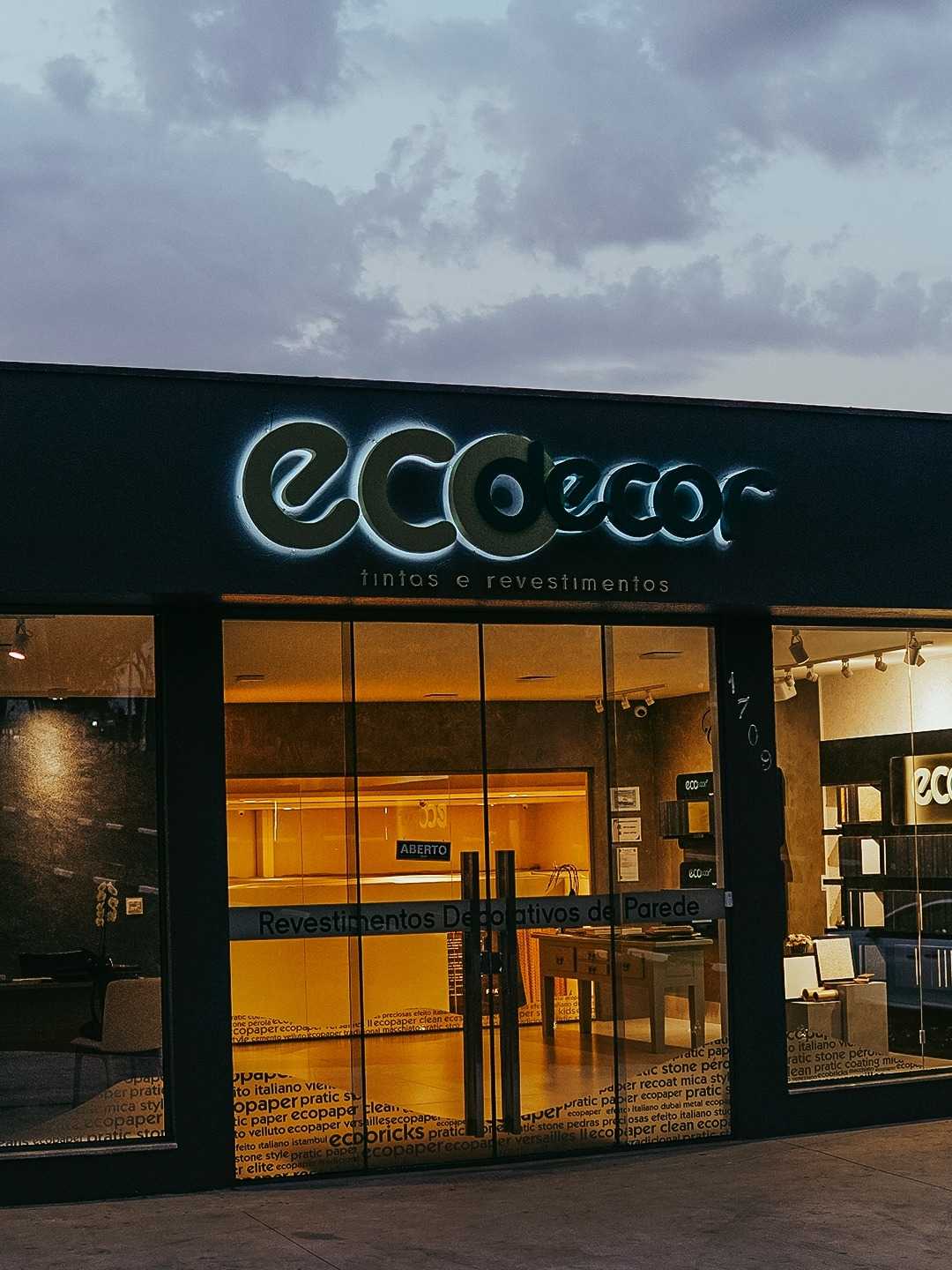Fachada de loja Ecodecor ao entardecer