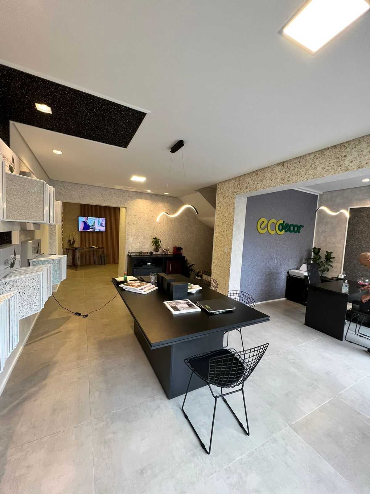 Interior de loja Ecodecor com mostruário de revestimentos